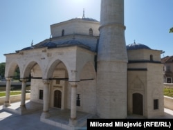 Arnaudija je izgrađena 1595. godine, samo nekoliko decenija nakon Ferhadije. Izgradio ju je Hasan defterdar, ministar finansija Ferhat-paše Sokolovića.