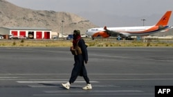 طالبان در میدان هوایی کابل جلو سفر دختران دانش آموز را به امارات متحده گرفتند 