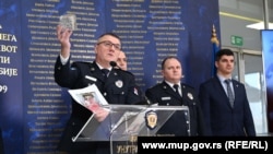 Policajac Ivica Ivković pokazuje kamenicu nađenu na uviđaju posle protesta, Beograd, 25.12.2023.