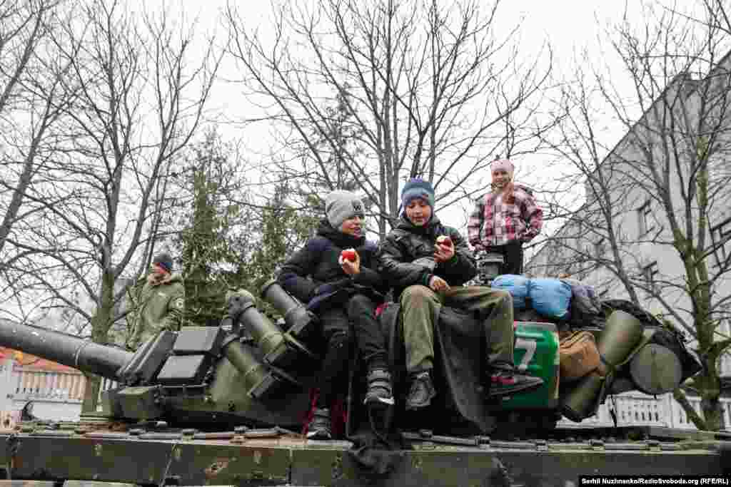 Дітвора на українському танку у звільненому Бахмачі. Чернігівщина, квітень 2022 року