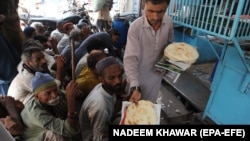 Pakistanın Heydərabad şəhərində Ümumdünya Qida Təhlükəsizliyi Günü ərəfəsində insanlara pulsuz qida paylanılır.