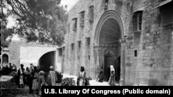 Երուսաղեմի հայկական թաղամասի Սուրբ Հակոբ տաճարի մուտքը 20-րդ դարի սկզբին