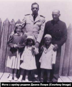 Військовий пілот Джон Лавра з батьком Василем, доньками і племінником Девідом, 1954 рік