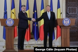 Premierul Marcel Ciolacu (stânga) și președintele Klaus Iohannis (dreapta) vor inaugura joi podul de la Brăila.