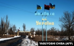 Придорожній знак із написом «Авдіївка – це Україна» у прифронтовому місті Авдіївка на Донеччині, 8 лютого 2023 року