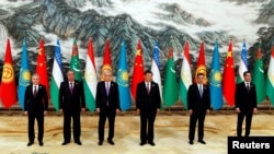 Chinese leader Xi Jinping (3rd from right) welcomes Uzbek President Shavkat Mirziyoev (left to right), Tajik President Emomali Rahmon, Kazakh President Qasym-Zhomart Toqaev, Kyrgyz President Sadyr Japarov, and Turkmen President Serdar Berdymukhammedov at the China-Central Asia Summit in Xian on May 19.