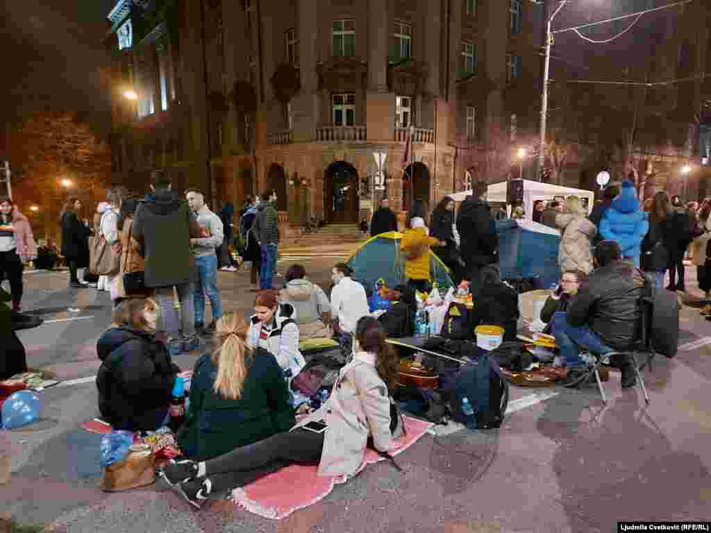 Studenti su blokirali saobraćajnicu u neposrednoj blizini zgrade Ministarstva državne uprave i lokalne samouprave, kome su ranije podneli zahtev za otvaranje biračkog spiska.