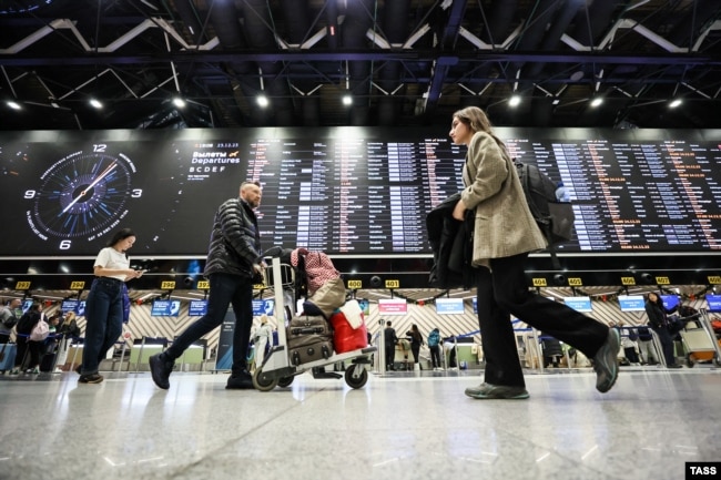 Udhëtarët në aeroportin Sheremetyevo të Moskës më 23 dhjetor 2023.