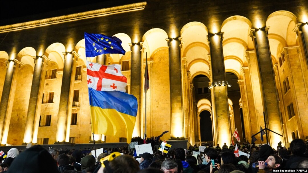 Акция у здания парламента