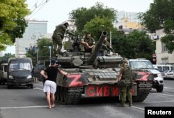 نیروهای وابسته به گروه واگنر در بخش های از شهر روستوف دیده شده اند که تانک ها و وسایط نظامی را در آن جا مستقر ساخته اند