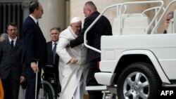 Papa Francisc, în vârstă de 86 de ani, suferă de o infecţie respiratorie şi va rămâne spitalizat câteva zile.