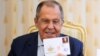 Ruski ministar vanjskih poslova Sergej Lavrov drži pismo sa markicom s likom ruskog diplomate Aleksandra Gorčakova, po kojem je ime dobio Fond, u čijoj upravi je i Lavrov, Rusija, Moskva, 20. juli 2023. godine. 