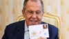 Šef ruske diplomatije Sergej Lavrov drži pismo sa markicom s likom ruskog diplomate Aleksandra Gorčakova, po kojem je ime dobio Fond pod sankcijama EU, u čijoj upravi je i Lavrov, Moskva, jul 2023. 