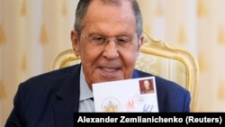Šef ruske diplomatije Sergej Lavrov drži pismo sa markicom s likom ruskog diplomate Aleksandra Gorčakova, po kojem je ime dobio Fond pod sankcijama EU, u čijoj upravi je i Lavrov, Moskva, jul 2023. 
