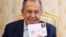 Šef ruske diplomatije Sergej Lavrov drži pismo sa markicom s likom ruskog diplomate Aleksandra Gorčakova, po kojem je ime dobio Fond pod sankcijama EU, u čijoj upravi je i Lavrov, Moskva, jul 2023. 