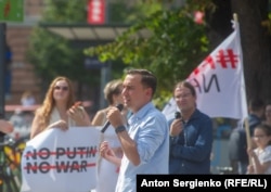 Иван Жданов выступает перед собравшимися на акцию в Вильнюсе