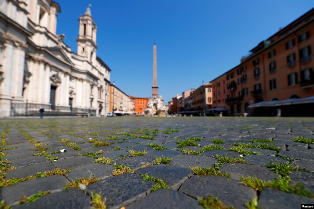 Bari ishte rritur në sheshin e famshëm të Romës Piazza Navona, pas rënies së madhe të numrit të vizitorëve për shkak të kufizimeve të rrepta në përpjekje për të parandaluar përhapjen e sëmundjes së koronavirusit (COVID-19) në Romë, Itali, 9 prill 2020.