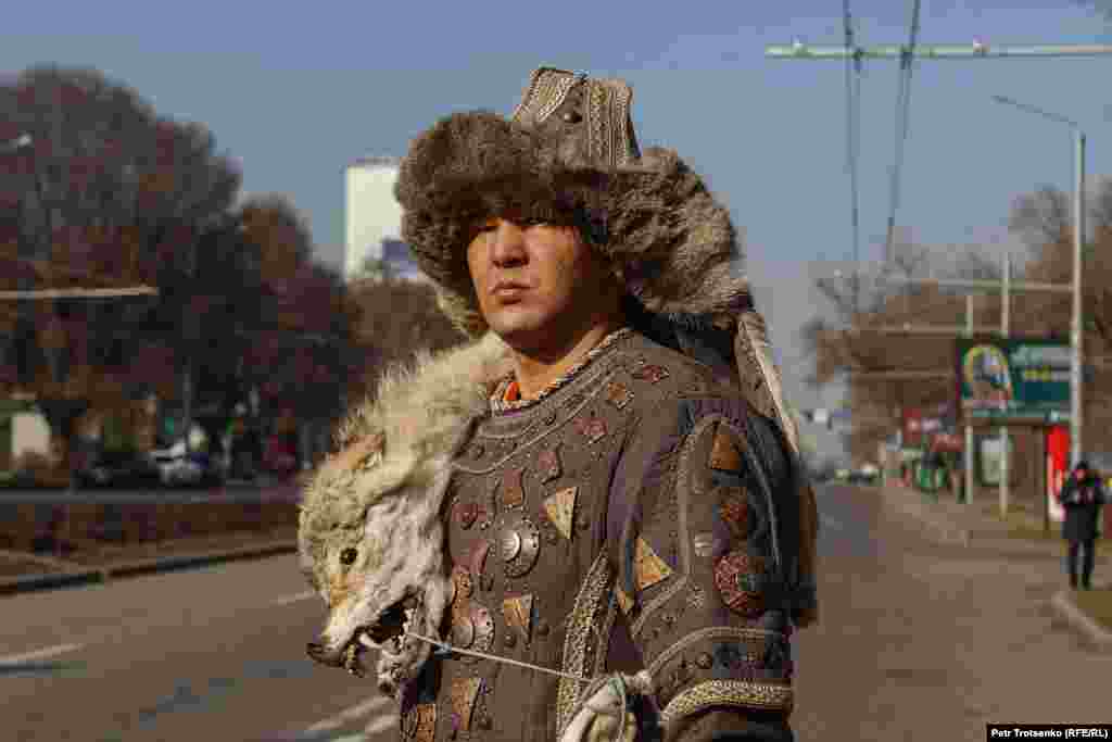 Мужчина в костюме казахского батыра во время праздничного шествия&nbsp;