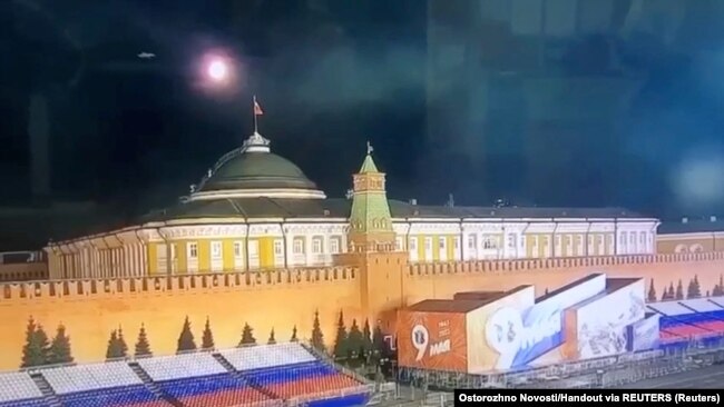 Pamje që tregojnë një objekt fluturues duke iu afruar ndërtesës së Kremlinit, 3 maj 2023.