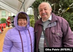 Олена і Віктор, біженці з Харкова у Хрестовоздвиженському соборі РПЦ, Женева, Швейцарія, 15 квітня 2023 року