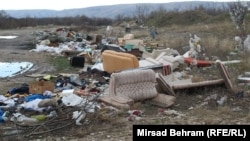 Ilegalno odlagalište otpada kod Avijatičarskog mosta, južno od Mostara, mart 2023. 