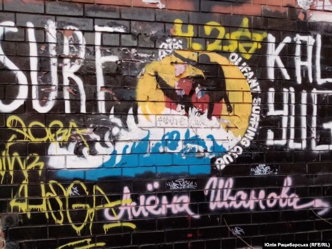 Стінопис Артема Мураховського в Дніпрі. «У Дніпрі вцілів один – з дошкою для серфінгу»