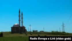 Islamska zajednica Kosova navodi da godinama obaveštava najviše bezbednosne organe u zemlji o problemima dve džamije u Skifteraju i Ramništu u opštini Vitina.