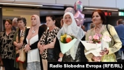 Predstavnice udruženja Majke Srebrenice i Žepe na sarajevskom aerodromu, 30. april 2024. 