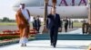 Ўзбекистон президенти Шавкат Мирзиёев Қатар амири шайх Тамим бин Ҳамад ас-Соний билан Самарқанд аэропортида, 2023 йил 5 июни (president.uz фотоси)