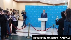 Премьер-министрдің орынбасары – қаржы министрі Ерұлан Жамаубаев журналистердің сұрақтарына жауап беріп тұр. Астана, 20 сәуір, 2023 жыл.