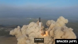Pamje nga momenti i lëshimit të raketës Starship në Teksas.