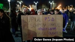 Sute de persoane au protestat în piața Victoriei, miercuri, după ce Senatul a votat ca abuzul în serviciu să fie sancționat penal doar dacă valoarea prejudiciului depășește 250.000 de lei. O măsură similară cu celebra OUG 13 din 2017, care a scos sute de mii de români în stradă.