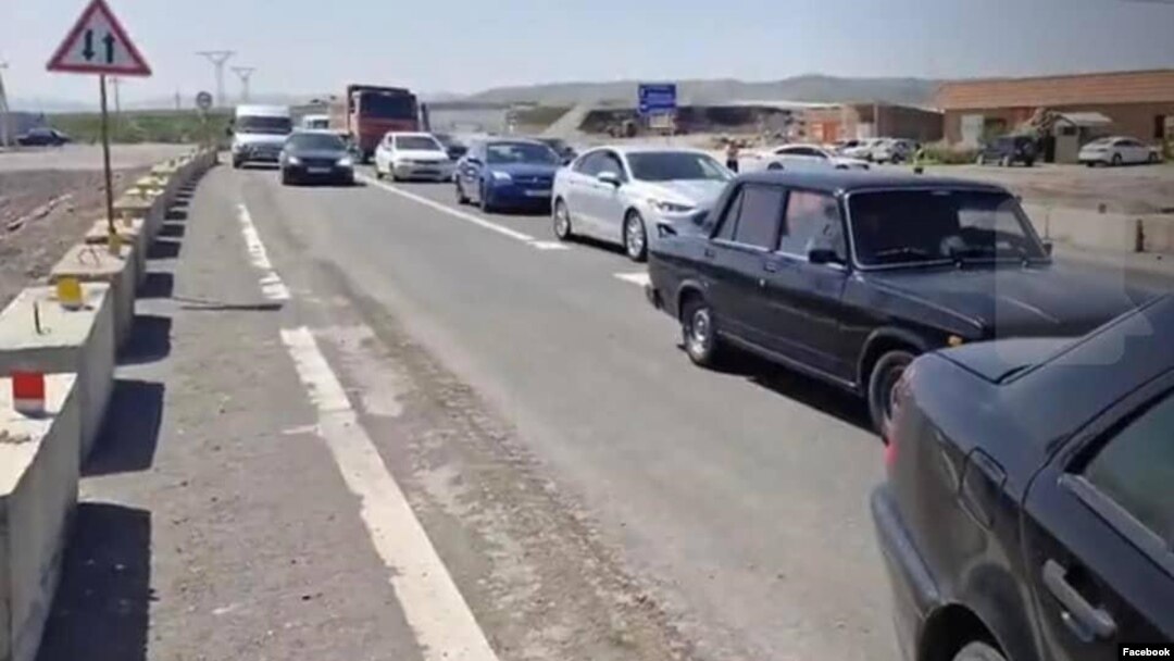 Protestatari armeni blochează șoseaua națională între capitala Yerevan și oralul Gyumri din nord-vestul Armeniei, din cauza cedării de teritorii în urma unui acord de delimitare a frontierei cu Azerbaidjanul, 28 aprilie 2024 