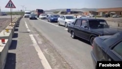 Protestatari armeni blochează șoseaua națională între capitala Yerevan și oralul Gyumri din nord-vestul Armeniei, din cauza cedării de teritorii în urma unui acord de delimitare a frontierei cu Azerbaidjanul, 28 aprilie 2024 