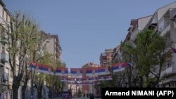 Steaguri sârbești în nordul orașului Mitrovica, populat predominant de minoritatea etnică sârbă, în contextul alegerilor municipale din nordul Kosovo, 23 aprilie 2023