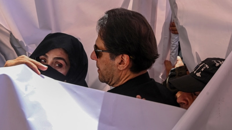 Pakistan Suspends Sentence For Ex-PM Khan And Wife In Graft Case, But Couple Won't Be Freed