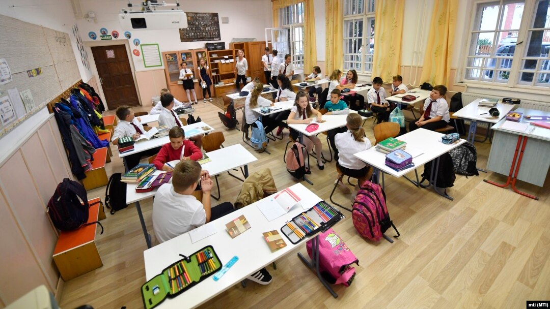 A 6/c osztály tanulói a dunaharaszti II. Rákóczi Ferenc Általános Iskolában a tanévnyitó napján, 2018. szeptember 3-án