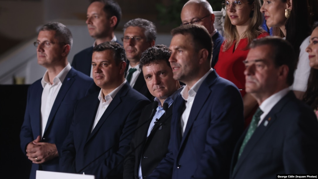 Liderii Alianței Dreapta Unită în seara alegerilor. Singurul victorios este Nicușor Dan, care a câștigat ca independent Primăria București. Ar putea fi ultima poză de familie, deoarece rezultatul în alegeri a fost prost, iar ADU ar putea să nu mai existe.
