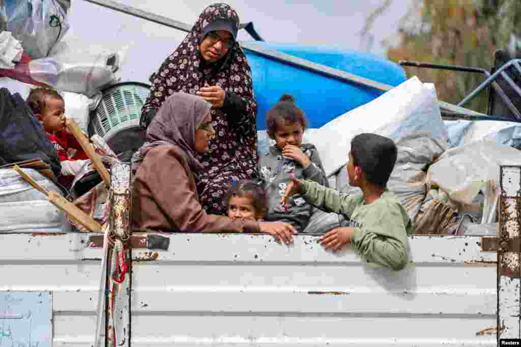 Palesztin nők és gyermekek menekülnek Rafahból, miután az izraeliek szárazföldi és légi hadműveletet indítottak a Gázai övezet keleti részén. A felvétel&nbsp;2024. május 13-án készült. Másnap reggel az ENSZ palesztin menekültügyi ügynöksége, az&nbsp;UNRWA fotókat tett közzé Rafah üres utcáiról, amelyek a május 6-i izraeli hadművelet kezdete előtt&nbsp;tele voltak sátrakkal.&nbsp;&bdquo;Az emberek folyamatosan kimerültséggel, éhséggel és félelemmel küzdenek. Sehol sincsenek biztonságban. Az azonnali tűzszünet az egyetlen reményük&rdquo; &ndash;&nbsp;írják