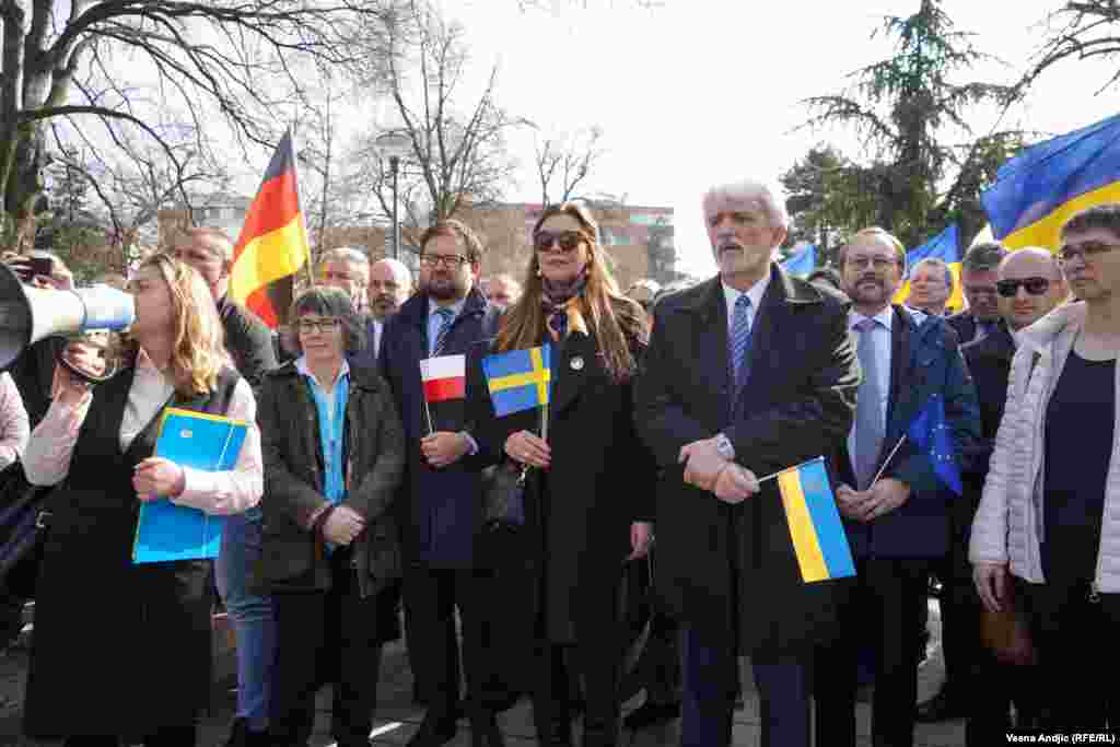 Skup je organizovala Ambasada Ukrajine u Beogradu. Ambasador Volodimir Tolkač (peti sleva) se zahvalio Srbiji&nbsp;što &quot;povećava svoju podršku&quot; Ukrajini.&nbsp;