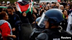 Francuski žandarmi okružili su demonstrante koji su držali palestinske zastave tokom neovlaštenih demonstracija podrške Palestincima u Parizu, u sklopu sukoba između Izraela i palestinske militantne grupe Hamas, Francuska, 12. oktobra 2023.