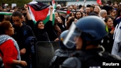 Французские жандармы окружили протестующих с палестинскими флагами во время несанкционированной демонстрации в поддержку палестинцев в рамках продолжающегося конфликта между Израилем и палестинской исламистской группировкой Хамас. Париж, 13 октября 2023 года