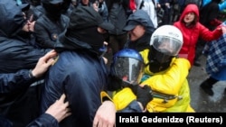 Poliția reține manifestanți în timpul protestului împotriva unui proiect de lege privind „agenții străini” la Tbilisi, Georgia, 13 mai 2024.