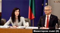 Вицепремиерът Мария Габриел и премиерът Николай Денков