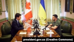 Prim-ministrul canadian Justin Trudeau (stânga) a vizitat Kievul pe 10 iunie 2023.