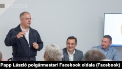 Kósa Lajos országgyűlési képviselő (Fidesz), Papp László polgármester (Fidesz), Balázs Ákos környezetvédelemért felelős alpolgármester (Fidesz) a 2023. június 7-i, zárt körű beszélgetésen