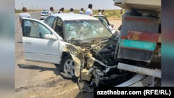 2023-nji ýylyň maýynda Aşgabadyň eteginde bolan ulag heläkçiligi. (Illýustrasiýa suraty)