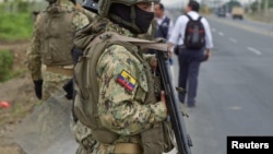 Эквадор армиясынын аскерлери №8 түрмөсүнүн жанында турушат. 14-август, 2023-жыл. Иллюстрация