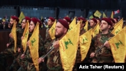 Боевики "Хезболлы" во время митинга в честь ежегодного "Дня мучеников". Южный пригород Бейрута, 11 ноября 2022 года