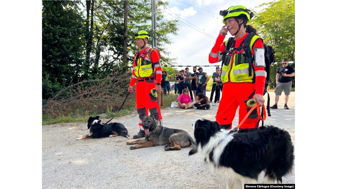 Echipa Sloveniei se pregătește de intrarea în clădirea pe jumătate prăbușită, în care se desfășoară proba de căutare în dărâmături